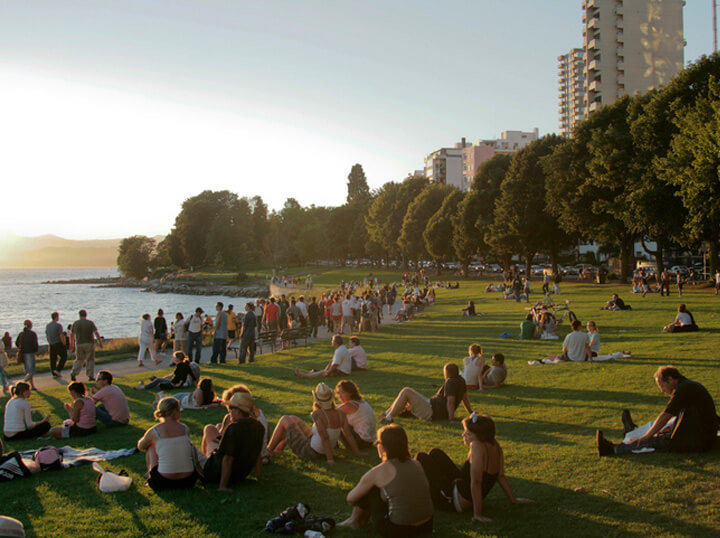 image-Crowd-at-English-Bay-Vancouver-522616372-sm Foule animée à English Bay à Vancouver, en Colombie-Britannique, au Canada, au coucher du soleil